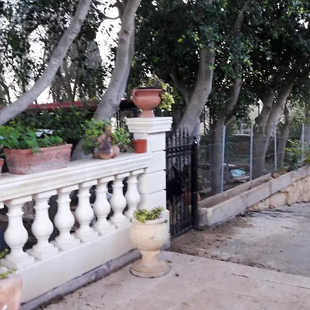 Nyaraló Charming House In + Jacuzzi Siġġiewi