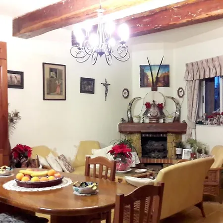 Holiday home Charming House In + Jacuzzi Siggiewi