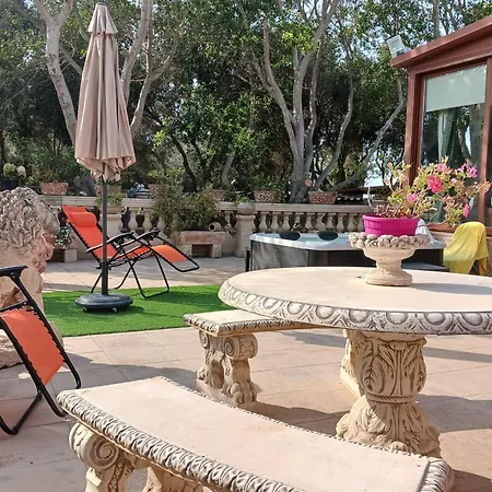 Charming House In + Jacuzzi بيت للعطل
