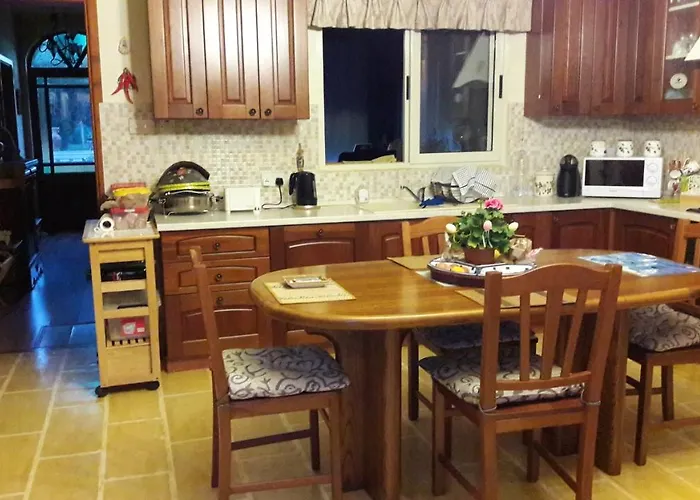 Case de vacanță Charming House In + Jacuzzi