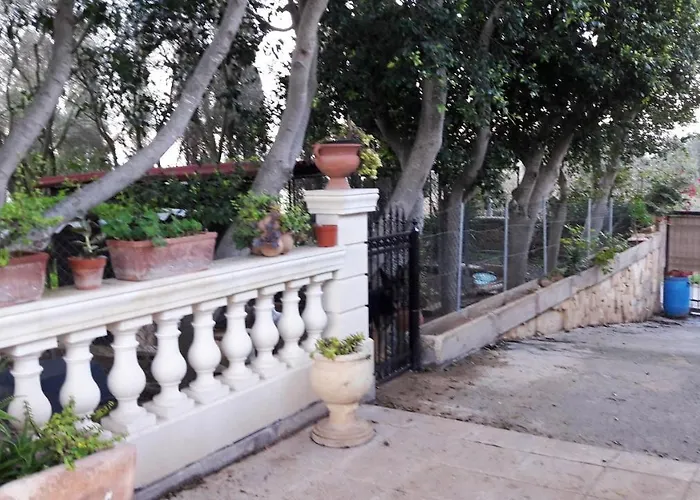 Case de vacanță Charming House In + Jacuzzi Siggiewi